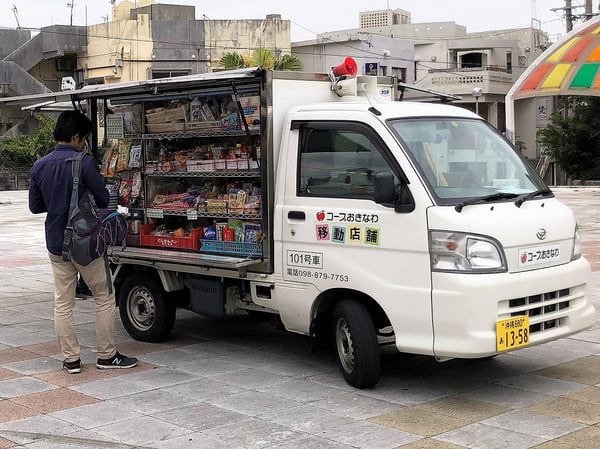 移動販売車がやってくる 中の町むつみが丘公園 沖縄県沖縄市の社会福祉法人 緑樹会